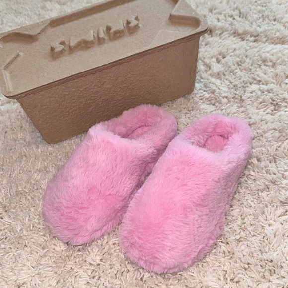 SKIMS Shoes - Skims Faux Fur Slippers - Petal